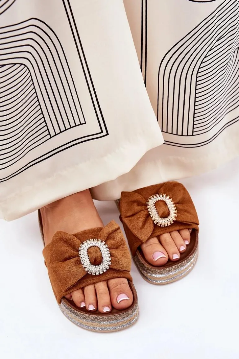 Klapki Damskie Na Platformie Z Kokardką I Ozdobną Broszką Camel Lenela