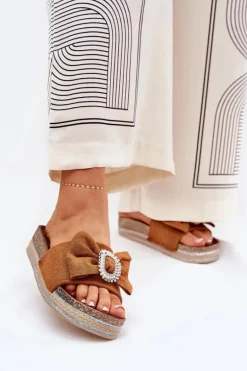 Klapki Damskie Na Platformie Z Kokardką I Ozdobną Broszką Camel Lenela