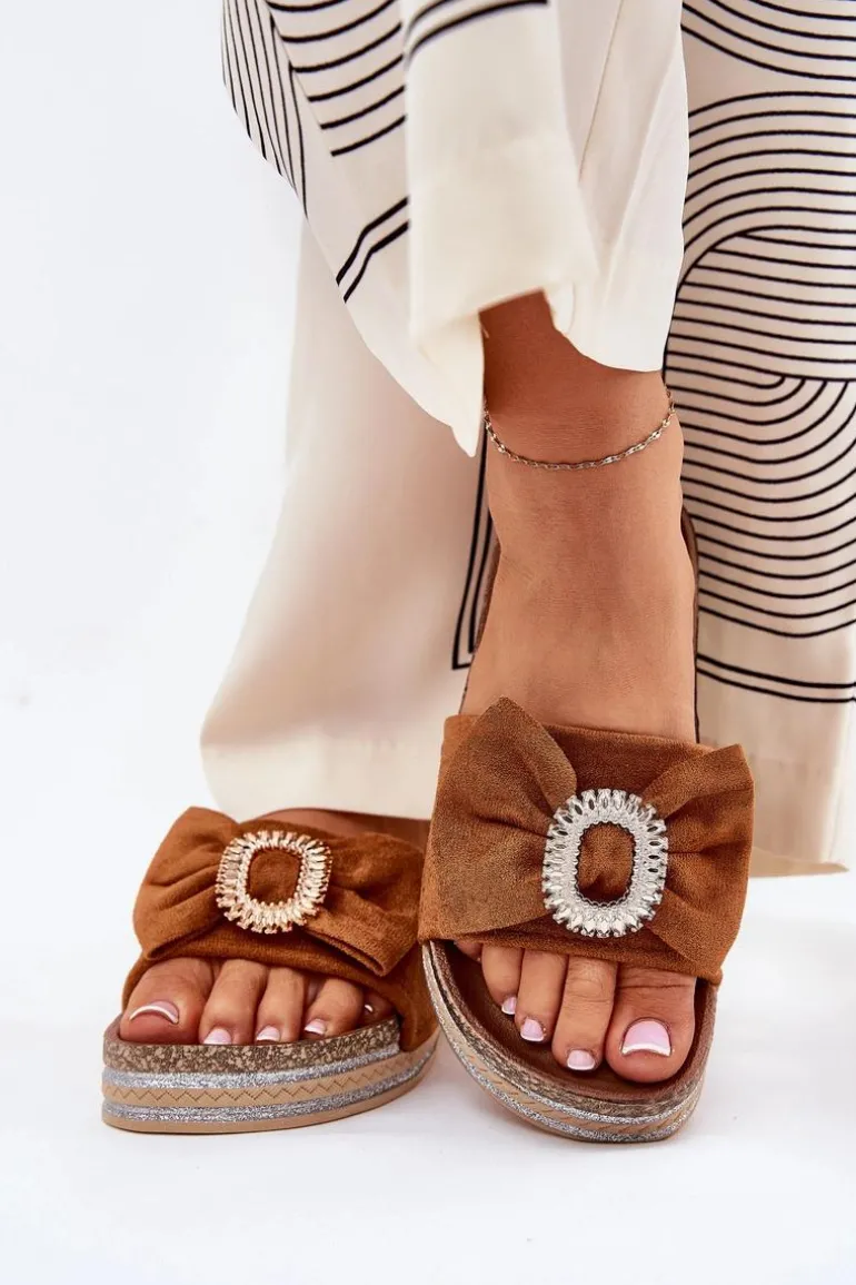 Klapki Damskie Na Platformie Z Kokardką I Ozdobną Broszką Camel Lenela