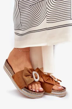 Klapki Damskie Na Platformie Z Kokardką I Ozdobną Broszką Camel Lenela