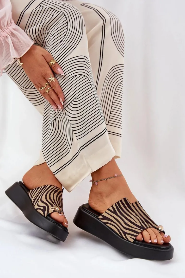 Klapki Damskie Na Platformie I Niskim Koturnie Z Ozdobnym Detalem Zebra Czarno-Beżowe Saqesse