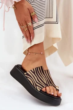 Klapki Damskie Na Platformie I Niskim Koturnie Z Ozdobnym Detalem Zebra Czarno-Beżowe Saqesse