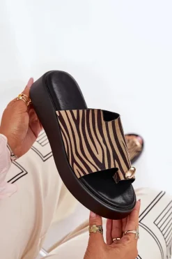 Klapki Damskie Na Platformie I Niskim Koturnie Z Ozdobnym Detalem Zebra Czarno-Beżowe Saqesse