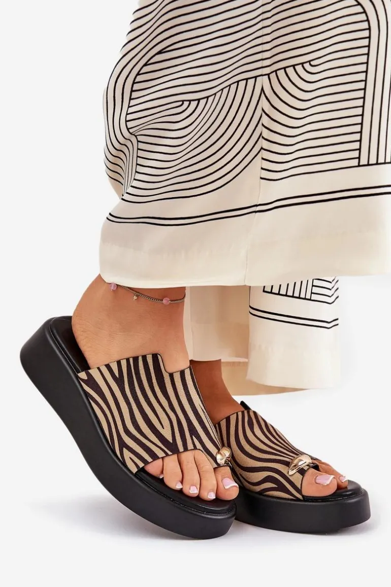 Klapki Damskie Na Platformie I Niskim Koturnie Z Ozdobnym Detalem Zebra Czarno-Beżowe Saqesse