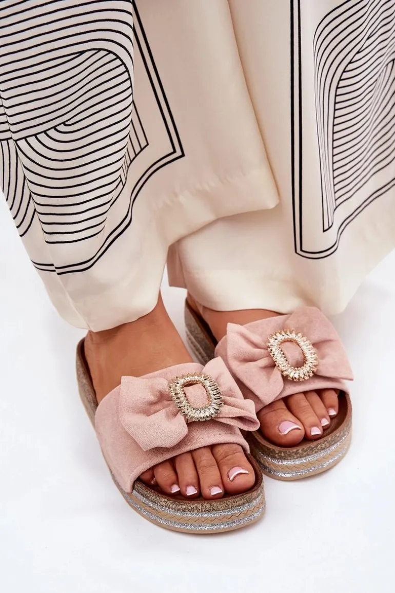 Klapki Damskie Na Platformie Z Kokardką I Ozdobną Broszką Różowe Lenela