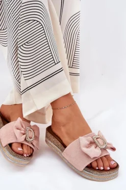 Klapki Damskie Na Platformie Z Kokardką I Ozdobną Broszką Różowe Lenela