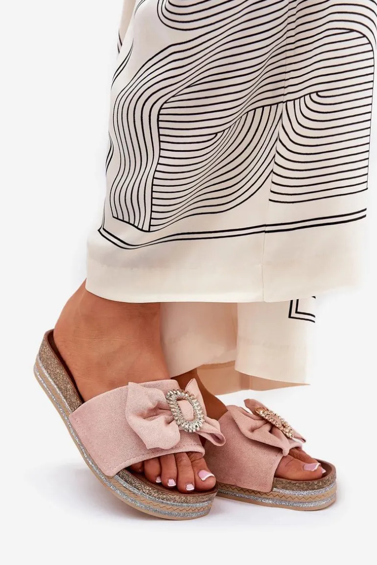 Klapki Damskie Na Platformie Z Kokardką I Ozdobną Broszką Różowe Lenela