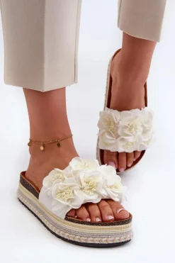 Klapki Damskie Na Platformie Ozdobione Kwiatkami Białe Nodina