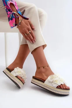 Klapki Damskie Na Platformie Ozdobione Kwiatkami Białe Nodina