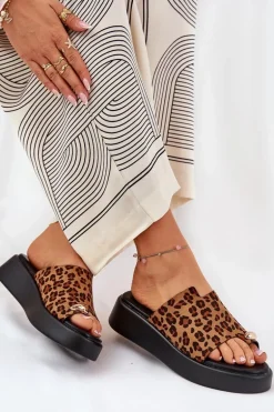 Klapki Damskie Na Platformie I Niskim Koturnie Z Ozdobnym Detalem Panterka Brązowe Saqesse