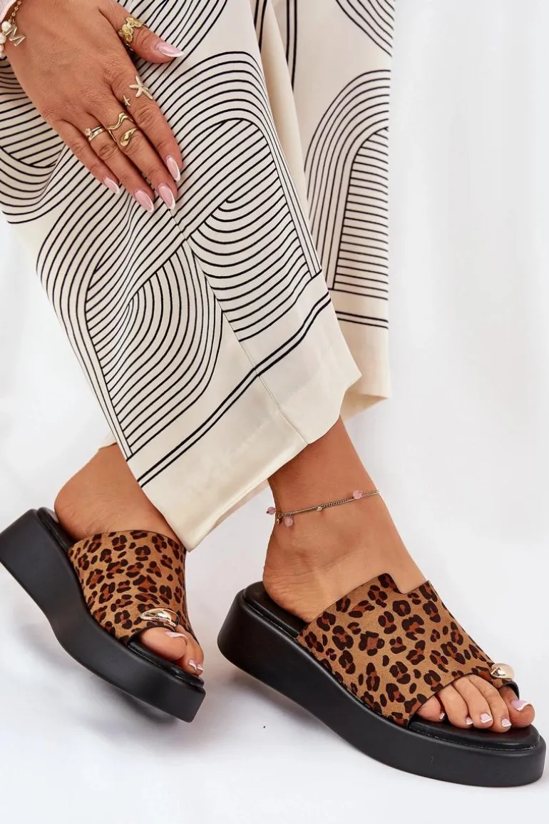 Klapki Damskie Na Platformie I Niskim Koturnie Z Ozdobnym Detalem Panterka Brązowe Saqesse