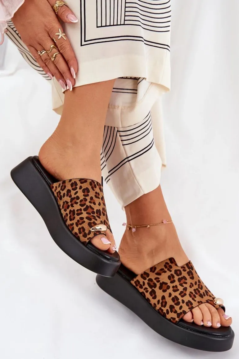 Klapki Damskie Na Platformie I Niskim Koturnie Z Ozdobnym Detalem Panterka Brązowe Saqesse