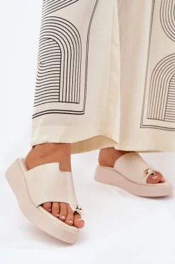 Klapki Damskie Na Platformie I Niskim Koturnie Z Ozdobnym Detalem Beżowe Saqesse