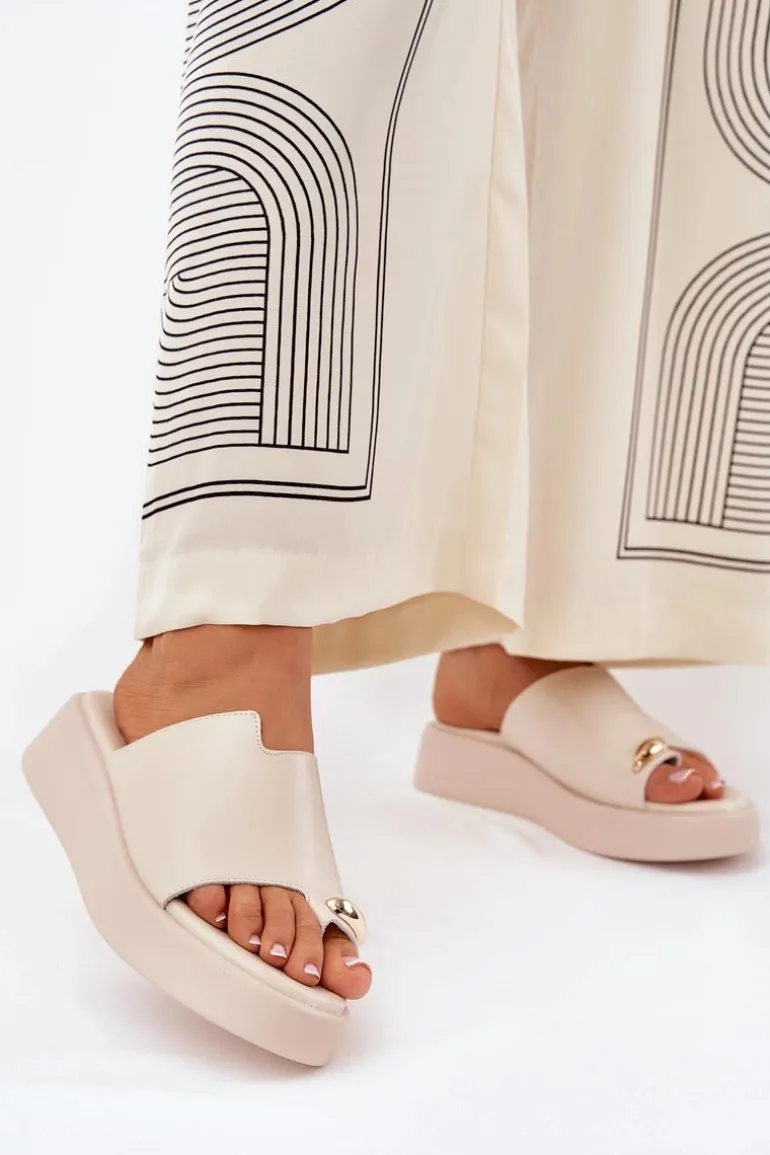 Klapki Damskie Na Platformie I Niskim Koturnie Z Ozdobnym Detalem Beżowe Saqesse