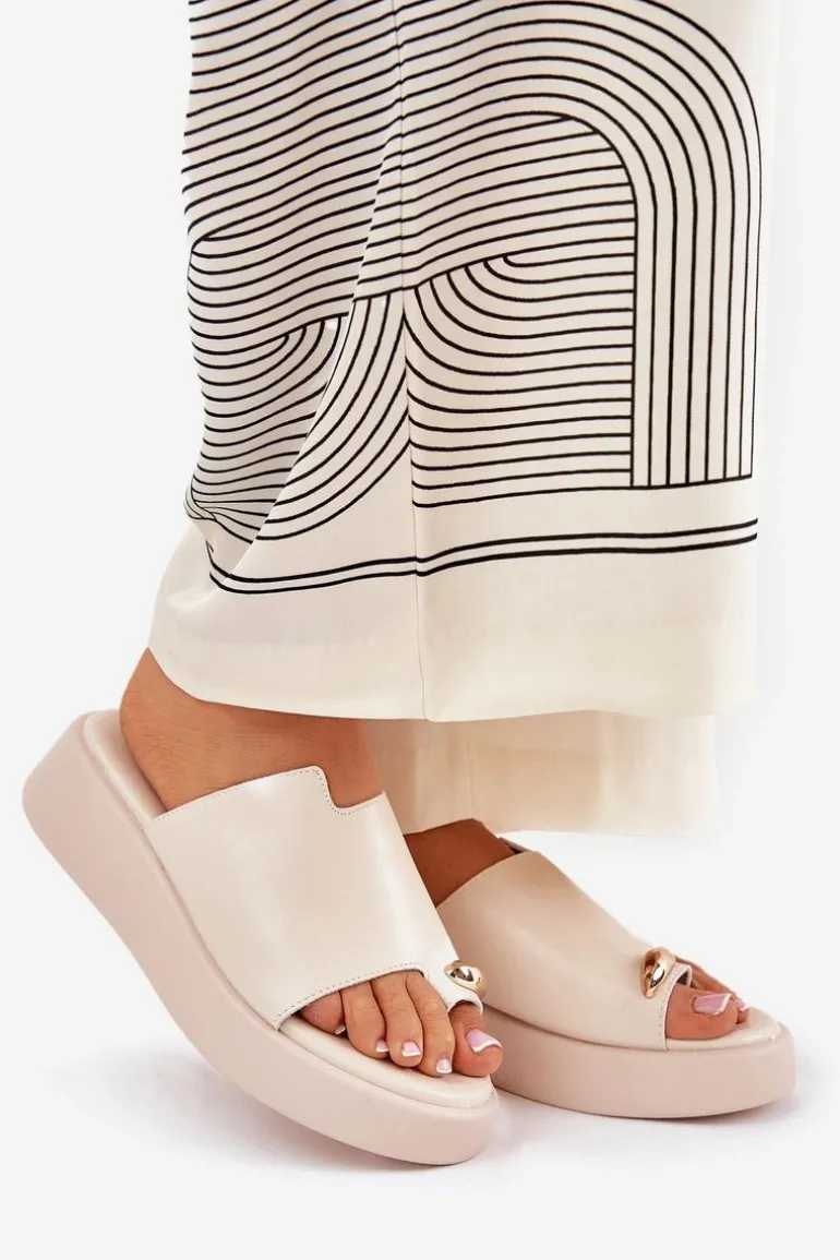 Klapki Damskie Na Platformie I Niskim Koturnie Z Ozdobnym Detalem Beżowe Saqesse