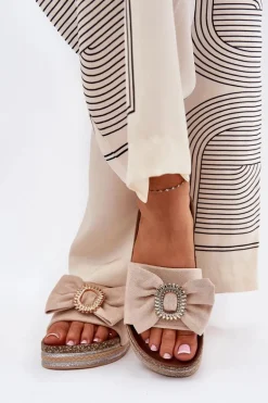 Klapki Damskie Na Platformie Z Kokardką I Ozdobną Broszką Beżowe Lenela