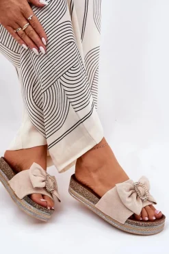 Klapki Damskie Na Platformie Z Kokardką I Ozdobną Broszką Beżowe Lenela