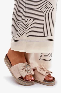 Klapki Damskie Na Platformie Z Kokardką I Ozdobną Broszką Beżowe Lenela