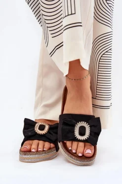 Klapki Damskie Na Platformie Z Kokardką I Ozdobną Broszką Czarne Lenela