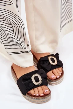 Klapki Damskie Na Platformie Z Kokardką I Ozdobną Broszką Czarne Lenela