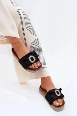 Klapki Damskie Na Platformie Z Kokardką I Ozdobną Broszką Czarne Lenela