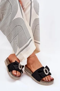 Klapki Damskie Na Platformie Z Kokardką I Ozdobną Broszką Czarne Lenela