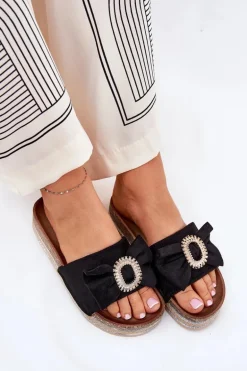 Klapki Damskie Na Platformie Z Kokardką I Ozdobną Broszką Czarne Lenela