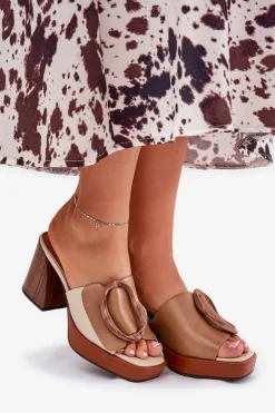 Klapki Damskie Na Słupkowym Obcasie Z Klamrą Camel Amuria