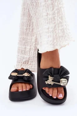 Klapki Damskie Piankowe Na Platformie Z Kokardką I Broszką Czarne Marlize