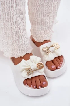 Klapki Damskie Piankowe Na Platformie Z Kokardką I Broszką Białe Marlize