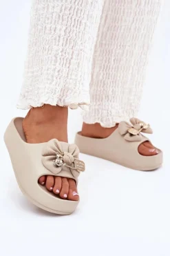 Klapki Damskie Piankowe Na Platformie Z Kokardką I Broszką Ciemnobeżowe Marlize