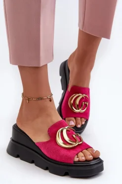 Klapki Damskie Z Eko Zamszu Na Koturnie I Platformie Ze Złotą Ozdobą Vinceza 58295 Fuksja