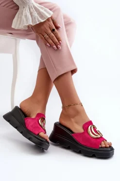 Klapki Damskie Z Eko Zamszu Na Koturnie I Platformie Ze Złotą Ozdobą Vinceza 58295 Fuksja