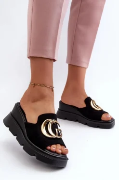 Klapki Damskie Z Eko Zamszu Na Koturnie I Platformie Ze Złotą Ozdobą Vinceza 58295 Czarne