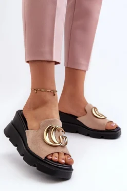 Klapki Damskie Z Eko Zamszu Na Koturnie I Platformie Ze Złotą Ozdobą Vinceza 58295 Beżowe