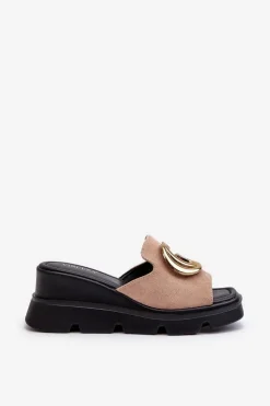 Klapki Damskie Z Eko Zamszu Na Koturnie I Platformie Ze Złotą Ozdobą Vinceza 58295 Beżowe