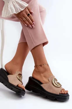 Klapki Damskie Z Eko Zamszu Na Koturnie I Platformie Ze Złotą Ozdobą Vinceza 58295 Beżowe