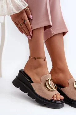 Klapki Damskie Z Eko Zamszu Na Koturnie I Platformie Ze Złotą Ozdobą Vinceza 58295 Beżowe