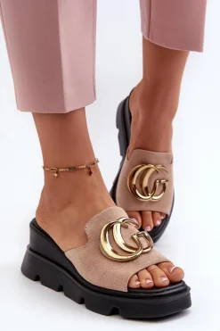 Klapki Damskie Z Eko Zamszu Na Koturnie I Platformie Ze Złotą Ozdobą Vinceza 58295 Beżowe