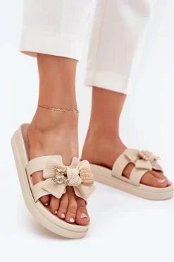 Klapki Damskie Z Kokardą I Złotą Broszką Jasnobeżowe Lynara