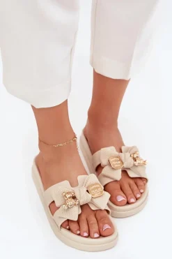 Klapki Damskie Z Kokardą I Złotą Broszką Jasnobeżowe Lynara