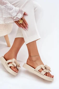 Klapki Damskie Z Kokardą I Złotą Broszką Jasnobeżowe Lynara