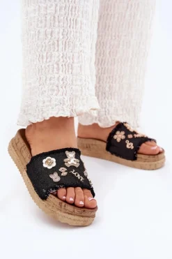 Klapki Damskie Ze Złotymi Przypinkami Na Platformie Czarne Rigasta