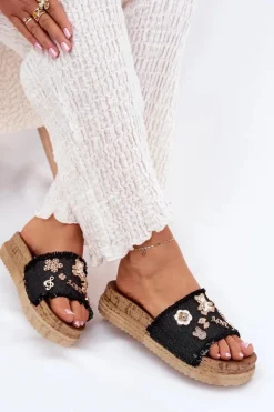 Klapki Damskie Ze Złotymi Przypinkami Na Platformie Czarne Rigasta