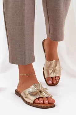 Klapki Na Płaskiej Podeszwie Z Ozdobną Kokardką Złote Deonelis