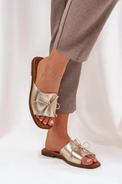 Klapki Na Płaskiej Podeszwie Z Ozdobną Kokardką Złote Deonelis