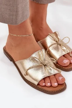 Klapki Na Płaskiej Podeszwie Z Ozdobną Kokardką Złote Deonelis