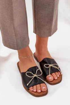 Klapki Na Płaskiej Podeszwie Z Ozdobną Kokardką Czarne Deonelis