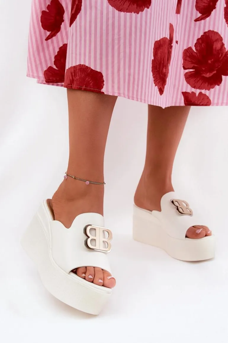 Klapki Na Platformie I Koturnie Z Ozdobą Białe Tanonea