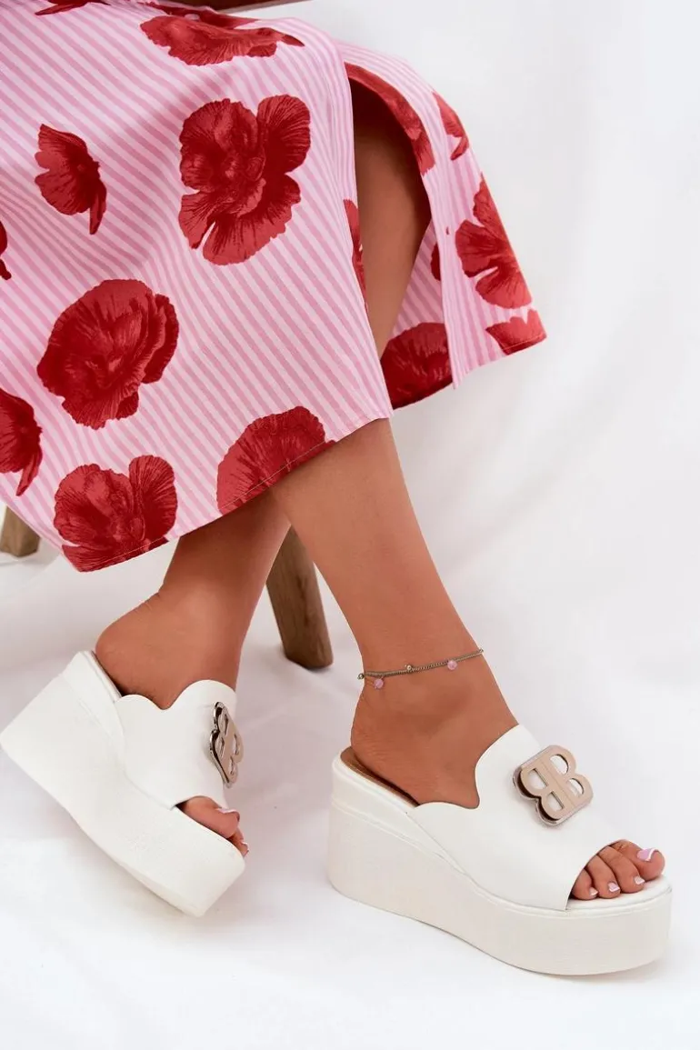 Klapki Na Platformie I Koturnie Z Ozdobą Białe Tanonea